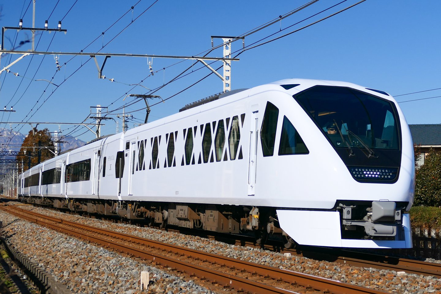 รถไฟโทบุ SPACIA X รุ่น N100 สีขาวกำลังวิ่งผ่านทางโค้งบนสายนิกโก้